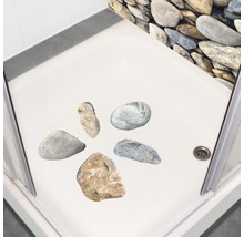 Dusche mit Kieselsteinmotiven auf dem Boden und der Wand