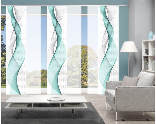 Wohnzimmer mit Schiebevorhängen mit Wellenmuster vor dem Fenster