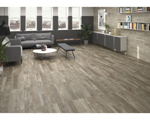 Wohnzimmer mit Holzbodenfliesen im Used Look