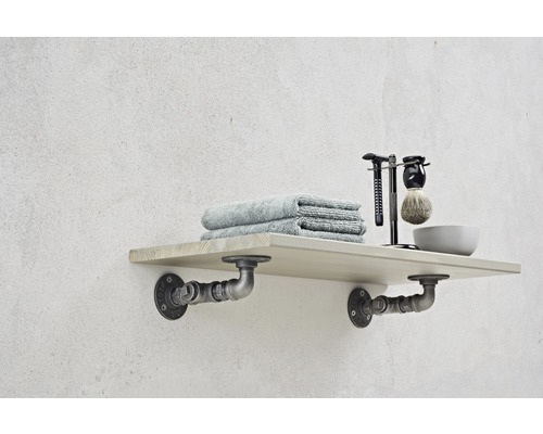 Regal mit Handtüchern und Rasierutensilien im Badezimmer