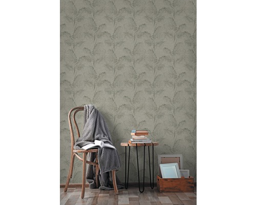 Szene mit gemusterter Tapete, Stuhl, Beistelltisch und Dekorationsartikeln.