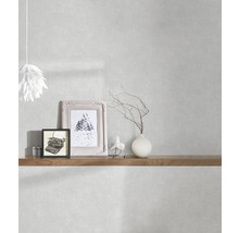 Dekoratives Wohnambiente mit Wandregal, Bildern und Lampe