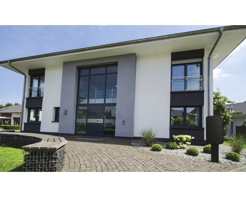 Modernes Haus mit Briefkasten, Gabionenbank und gepflastertem Weg