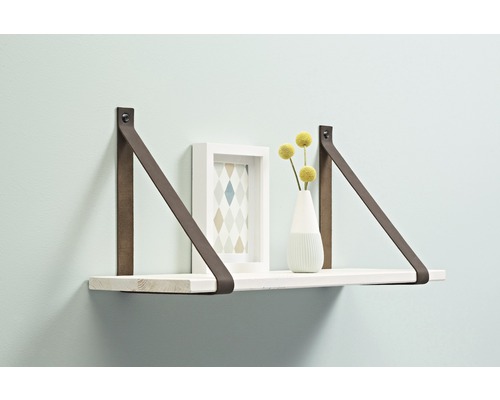 Wandregal mit Lederbändern und Dekoration