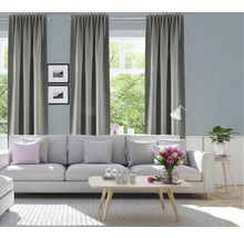Wohnzimmer mit Sofa, Couchtisch und grauen Vorhängen