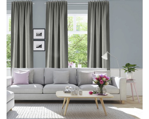 Wohnzimmer mit Sofa, Couchtisch und grauen Vorhängen
