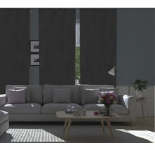 Wohnzimmer mit Schiebevorhängen am Fenster, Sofa und Tisch