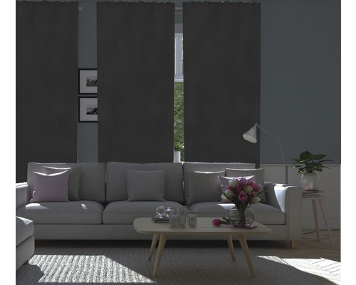 Wohnzimmer mit Schiebevorhängen am Fenster, Sofa und Tisch