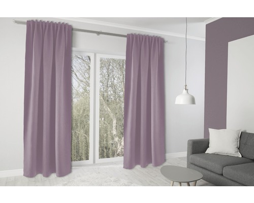 Gardinen vor einem Fenster in einem hellen Raum