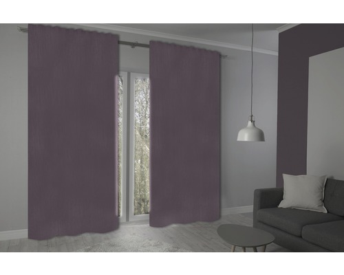 Wohnzimmer mit Fenstern und Vorhängen, Sofa und Lampe