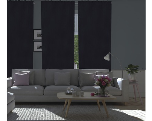 Wohnzimmer mit Schiebegardinen vor dem Fenster, Sofa, Couchtisch und Dekorationen.