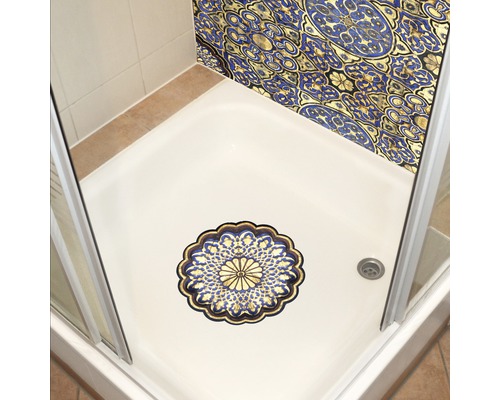 Dusche mit Duschmatte und Wandpaneelen im orientalischen Stil