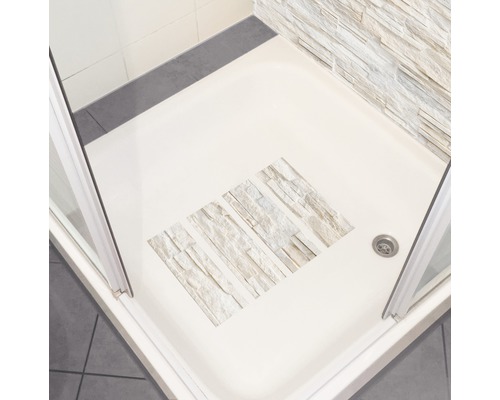 Badezimmer mit Dusche und Duschwanneneinlage