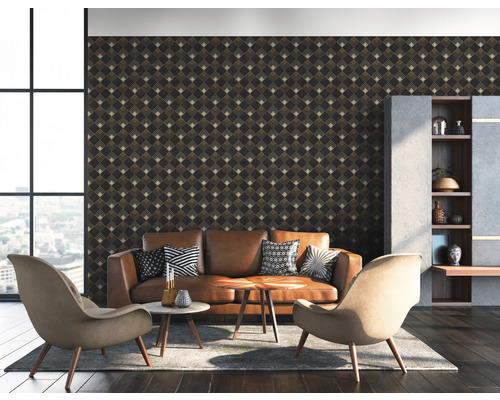 Wohnzimmer mit gemusterter Tapete, Sofa und Sesseln