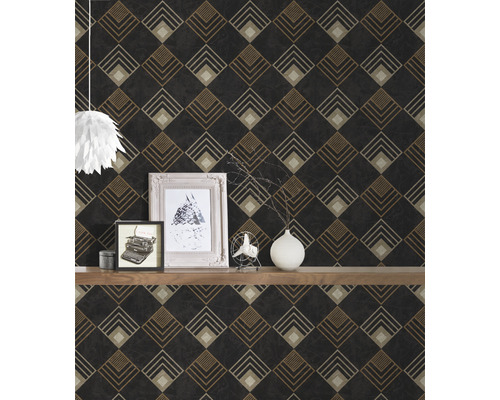 Wohnraum mit geometrischer Tapete in Rautenform, Regal und Dekoration