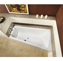 Eingebaute Badewanne in Badezimmerumgebung mit Armaturen und Dekor.