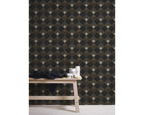 Tapete mit geometrischen Mustern an einer Wand
