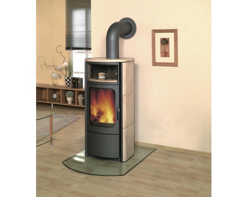 Wohnzimmer mit Kaminofen, Sitzgelegenheiten und Esstisch in hellem Ambiente