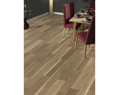 Verlegter Holzboden im Esszimmer mit Tisch und Stühlen