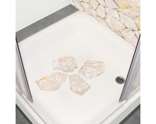 Dusche mit Steinen im Duschbecken