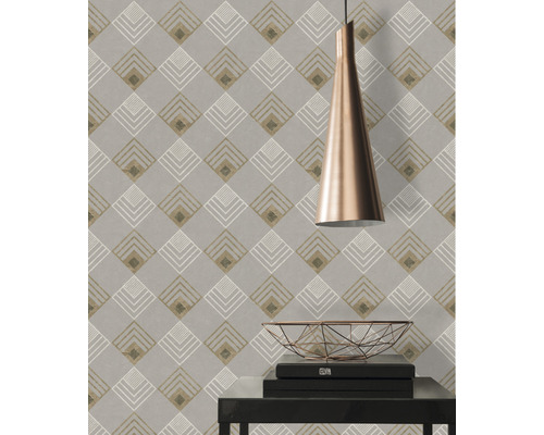 Szene mit gemusterter Tapete und Dekorationsartikeln