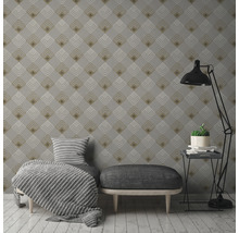 Wohnraum mit geometrischer Tapete, Sitzgelegenheit und Stehlampe