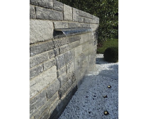 Garten Szene mit Steinmauer und Wasserfall