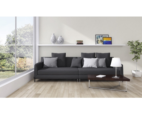 Wohnzimmer mit grauer Couch, Couchtisch und Dekoration