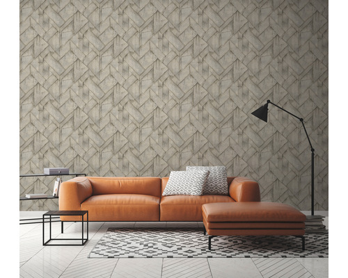 Wohnzimmer mit orangefarbenem Sofa, gemusterter Tapete und geometrischem Teppich