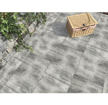 Terrasse mit Betonpflastersteinen und einem Picknickkorb