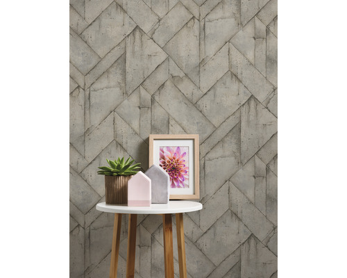 Tapete mit Betonblockmuster auf einem Tisch mit Dekorationen