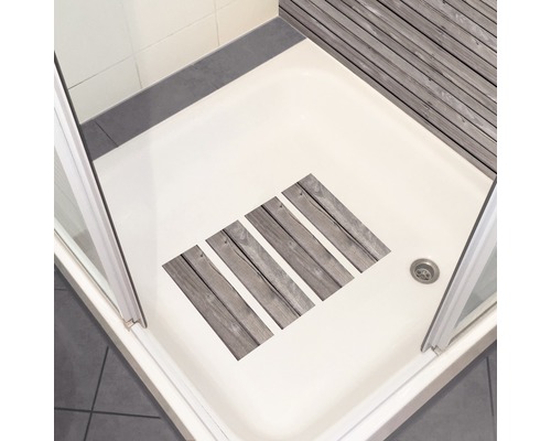 Dusche mit Duschmatte im Holzdesign