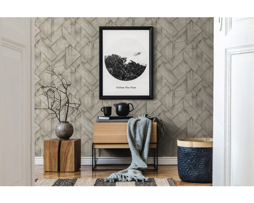 Innenraumszene mit einer Wand mit Ziegelmuster-Tapete, einem Holzschrank, Dekorationen und einem gerahmten Bild.