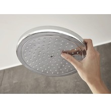Deckenbrause mit Hand unter der Dusche