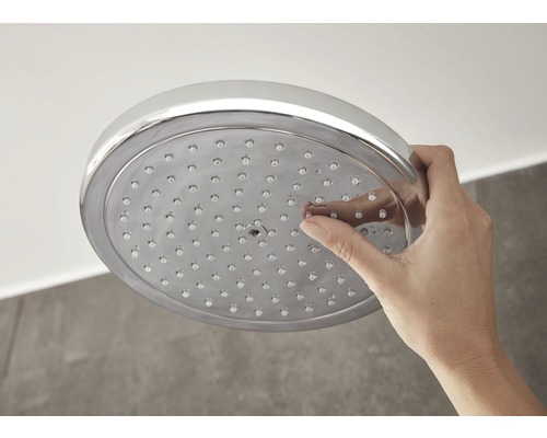 Deckenbrause mit Hand unter der Dusche