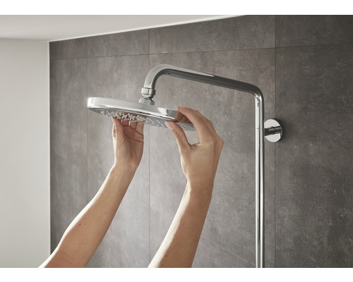 Montage einer Duscharmatur mit Kopfbrause im Badezimmer.