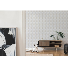 Wohnzimmer mit geometrischer Tapete, Holzkommode und Hund