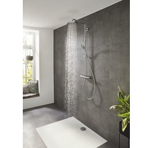 Duschsystem mit Kopfbrause, Handbrause und Thermostatarmatur in einem Badezimmer mit grauen Fliesen