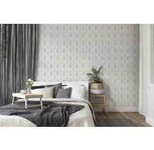Schlafzimmer mit gemusterter Tapete, Bett und Vorhängen.