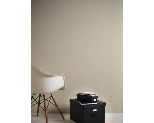 Wandfarbe im Innenraum mit Stuhl und Aufbewahrungsboxen