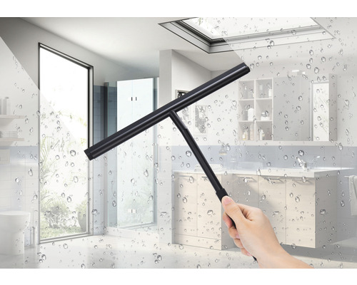 Fensterwischer vor Badezimmerfliesen mit Wassertropfen