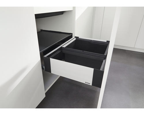 Abfalltrennsystem mit zwei Behältern in einem Küchenschrank