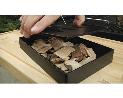 Räucherbox aus Gusseisen mit Holzchips und Deckel