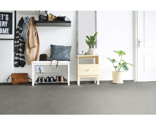 Flur mit Garderobe, Bank, Spiegel und Zimmerpflanzen für einen organisierten Eingangsbereich.