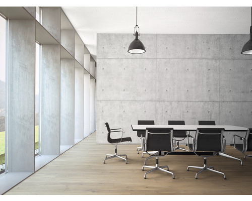 Konferenzraum mit Besprechungstisch, Bürostühlen und Betonwand