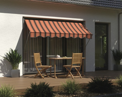 Terrassenszene mit Markise, Tisch und Stühlen