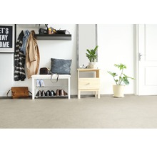 Heller Eingangsbereich mit Garderobe, Sitzbank und Zimmerpflanzen.