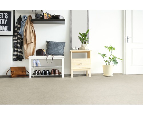 Heller Eingangsbereich mit Garderobe, Sitzbank und Zimmerpflanzen.