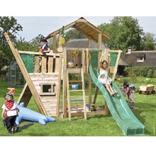 Spielplatzgerät mit Rutsche, Sandkasten und Spielhaus in Form eines Piratenschiffs im Garten mit spielenden Kindern