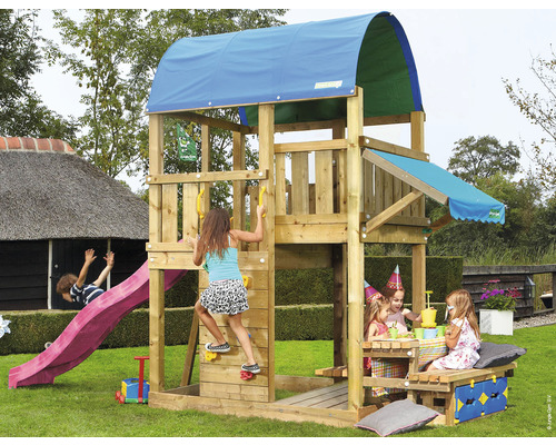 Kinderspielplatz aus Holz mit Rutsche, Kletterwand und Picknicktisch
